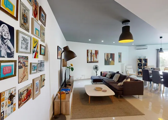 Urban Family Retreat Modern Apartment With Bbq